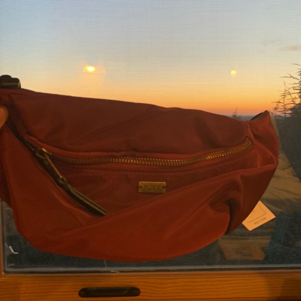 roxy fanny pack/belt bag maroon